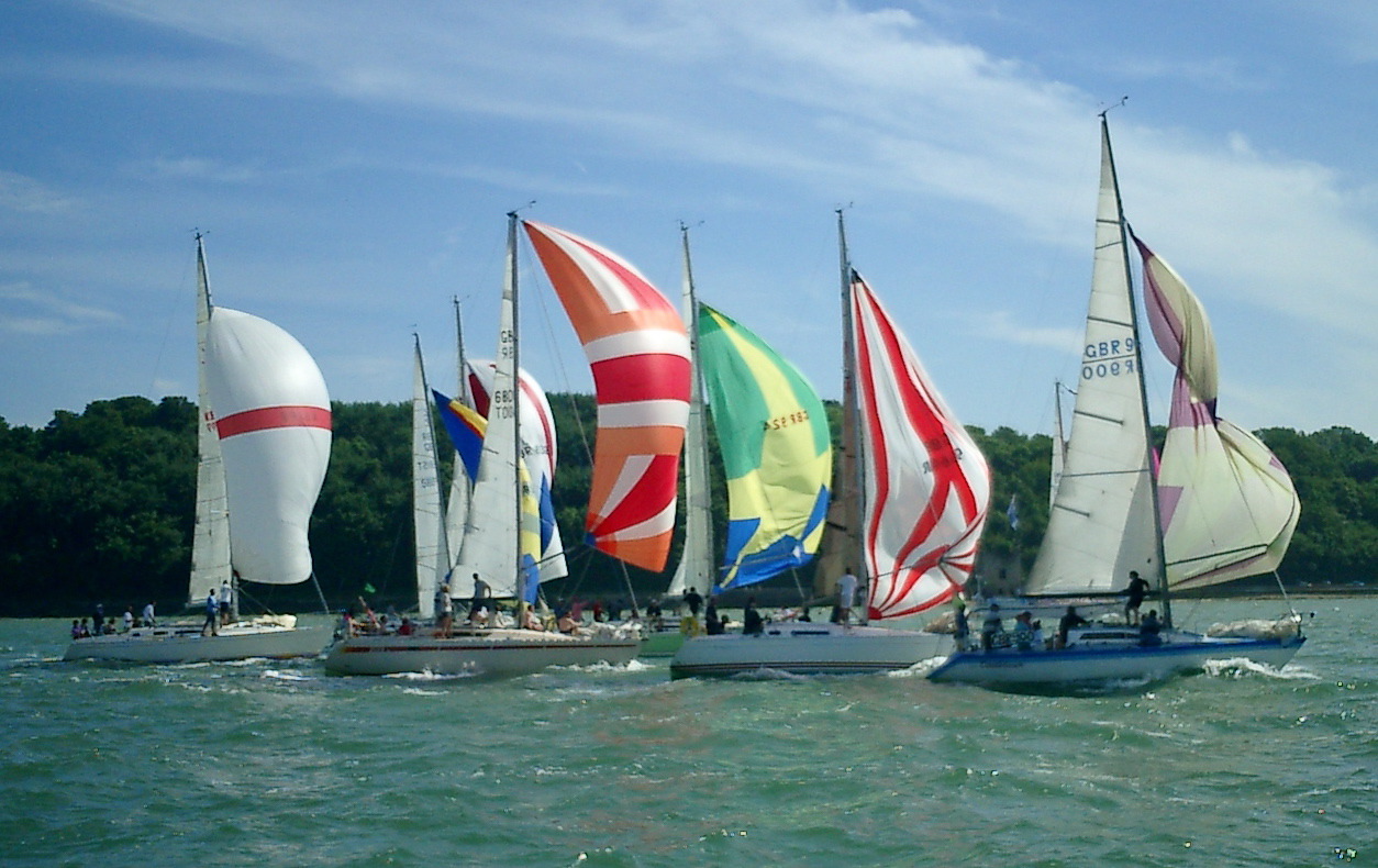 even at the end there's a lot of boats still going for it.. this lot all gybed together to come off the shore