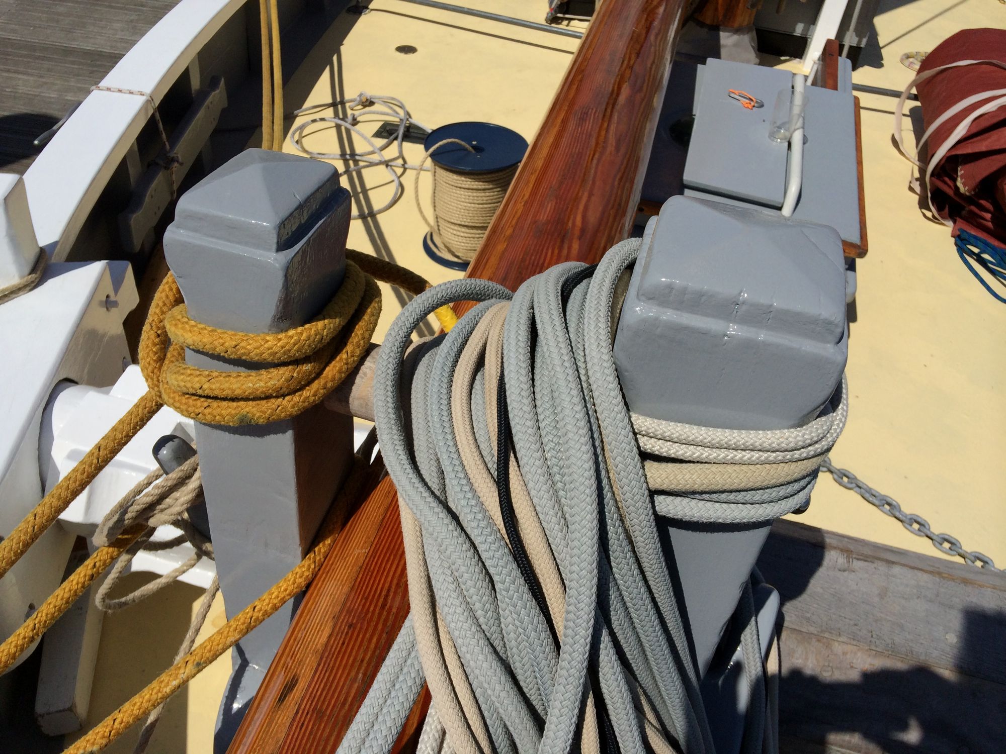 she has well over 1.5 km of rope aboard!